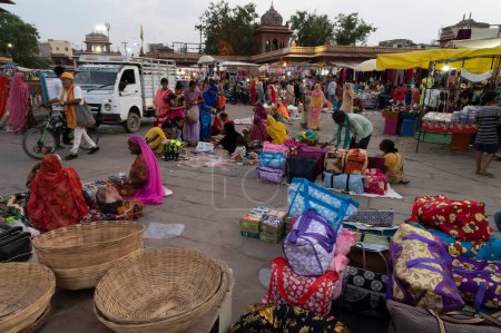 Téléchargez les photos : Jodhpur, Rajasthan, Inde - 20.10.2019 : Acheteurs et vendeurs Rajasthani au célèbre marché Sardar et Ghanta ghar Clock tower à Jodhpur, Rajasthan, Inde. - en image libre de droit