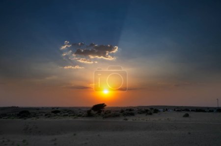Téléchargez les photos : Beautiful sunset at sand dunes of Thar desert, Rajasthan, India. cloudy sky above. - en image libre de droit