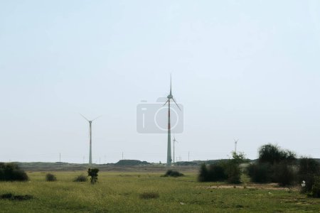 Foto de Turbinas eólicas, fuente de energía eléctrica ecológica alternativa, instalada en el desierto de Thar, Rajastán, India. - Imagen libre de derechos