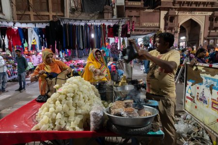 Téléchargez les photos : Jodhpur, Rajasthan, Inde - 20.10.2019 : Kumro methai, Petha, bonbons indiens est vendu au bord de la route au célèbre marché de Sardar et Ghanta ghar Clock tower market. Petha est un bonbon indien doux et translucide. - en image libre de droit