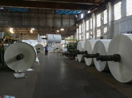 Téléchargez les photos : Kolkata, West Bengal, India - 16th May 2019 : White Paper Reels are being manufactured in a big paper manufacturing plant. Indian paper industry is growing. - en image libre de droit
