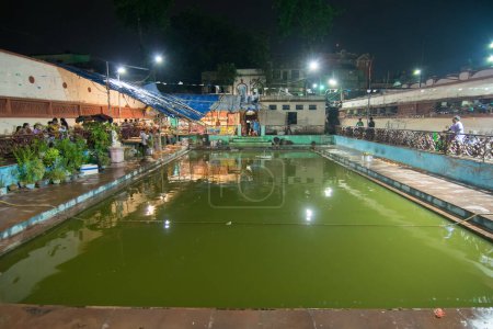 Téléchargez les photos : Kolkata, West Bengal, India - 5th July 2017 : Holy pond inside Lord Hanuman ji temple at Kalighat. Famous temple in Kolkata. - en image libre de droit