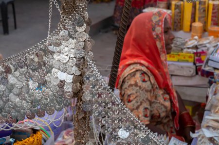 Téléchargez les photos : Jodhpur, Rajasthan, Inde - 20.10.2019 : Des colliers blancs sont vendus au célèbre marché de Sardar et à la tour de l'horloge ghar Ghanta à Jodhpur. - en image libre de droit