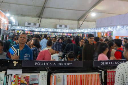 Téléchargez les photos : Kolkata, West Bengal, India - 2nd February 2020 : Book lovers of all age male and female are searching for their favourite books at Kolkata Bookfair. Biggest book fair in the world. - en image libre de droit