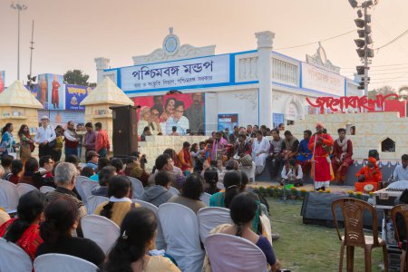 Téléchargez les photos : Kolkata, West Bengal, India - 2nd February 2020 : Book lovers listening to boul song at West Bengal stall, at Kolkata Bookfair. Biggest book fair of the world. - en image libre de droit