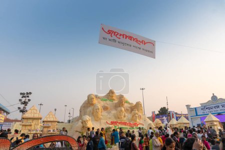 Téléchargez les photos : Kolkata, West Bengal, India - 2nd February 2020 : Jaago Bangla,means Rise of Bengal,staues of famous leaders of India at Kolkata Bookfair ground. Citizens of Kolkata are busy with photo opportunities. - en image libre de droit