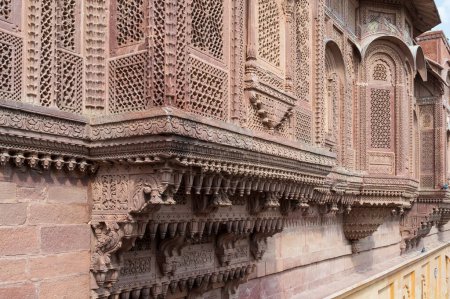 Téléchargez les photos : Jharokha, fenêtre en pierre projetant de la face murale d'un bâtiment, dans un étage supérieur, surplombant le fort Mehrangarh, Jodhpur, Rajasthan, Inde. Site du patrimoine mondial de l'UNESCO populaire parmi les touristes. - en image libre de droit