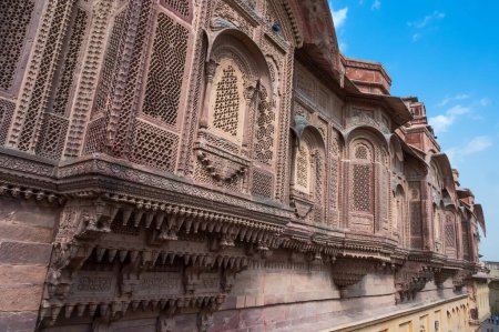 Téléchargez les photos : Jharokha, fenêtre en pierre projetant de la face murale d'un bâtiment, dans un étage supérieur, surplombant le fort Mehrangarh, Jodhpur, Rajasthan, Inde. Site du patrimoine mondial de l'UNESCO populaire parmi les touristes. - en image libre de droit