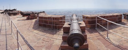Foto de Panoramic image of Kilkila cannons on the top of Mehrangarh fort, overlooking Jodhpur for proctection since ancient times. Huge long barrel is a favourite tourist attraction. Jodhpur, Rajasthan,India. - Imagen libre de derechos