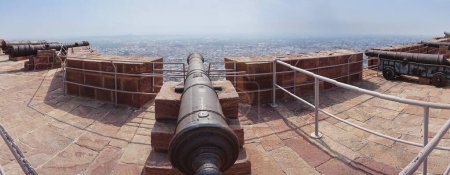 Foto de Panoramic image of Kilkila cannons on the top of Mehrangarh fort, overlooking Jodhpur for proctection since ancient times. Huge long barrel is a favourite tourist attraction. Jodhpur, Rajasthan,India. - Imagen libre de derechos