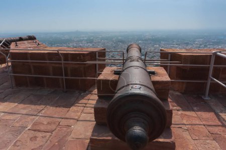Foto de Famous Kilkila cannons on the top of Mehrangarh fort. overlooking city of Jodhpur for proctection since ancient times. Huge long barrel is a favourite tourist attraction. Jodhpur, Rajasthan, India. - Imagen libre de derechos