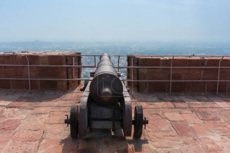 Foto de Famous Kilkila cannons on the top of Mehrangarh fort. overlooking city of Jodhpur for proctection since ancient times. Huge long barrel is a favourite tourist attraction. Jodhpur, Rajasthan, India. - Imagen libre de derechos