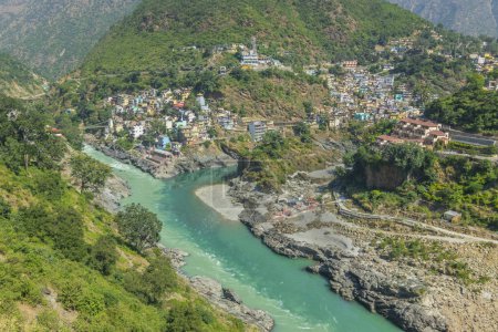 Foto de Devprayag, Confluencia Divina, Garhwal, Uttarakhand, India. Aquí Alaknanda se encuentra con el río Bhagirathi y ambos ríos fluyen a partir de entonces como el río Santo Ganges o Ganga. Lugar sagrado para los devotos hindúes. - Imagen libre de derechos