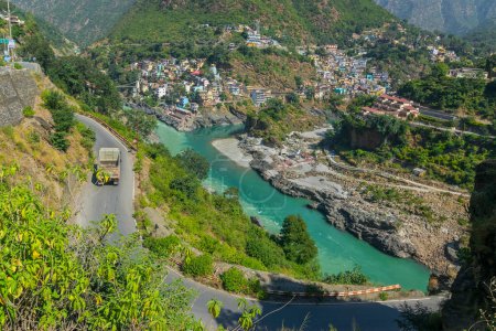 Foto de Curvy road at Devprayag, Godly Confluence,Garhwal,Uttarakhand, India. Here Alaknanda meets the Bhagirathi river and both rivers thereafter flow on as the Holy Ganges river or Ganga. - Imagen libre de derechos