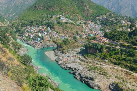 Foto de Devprayag, Godly Confluence,Garhwal,Uttarakhand, India. Here Alaknanda meets the Bhagirathi river and both rivers thereafter flow on as the Holy Ganges river or Ganga. Sacred place for Hindu devotees. - Imagen libre de derechos