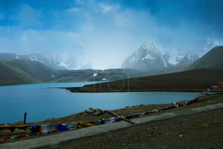 Téléchargez les photos : Lac Gurudongmar, l'un des plus hauts lacs du monde et de l'Inde, 17 800 pieds, Sikkim, Inde. Considéré comme sacré par les bouddhistes, les sikhs et les hindous. Le lac porte le nom de Guru Padmasambhava, Guru Rinpoché. - en image libre de droit