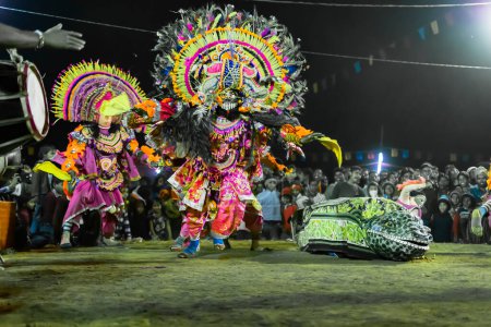 Téléchargez les photos : Purulia, Bengale occidental, Inde - 23 décembre 2015 : Danse Chhau ou danse Chhou de Purulia. Patrimoine culturel immatériel de l'humanité de l'UNESCO. Hommes habillés en crocodile et démons au combat avec des dieux. - en image libre de droit