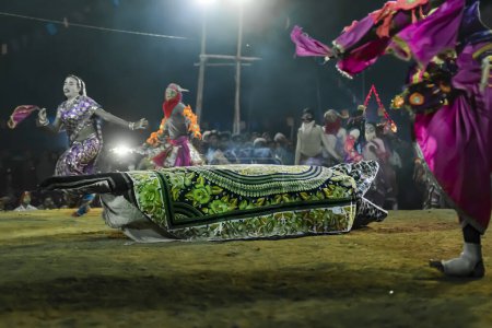 Téléchargez les photos : Purulia, Bengale occidental, Inde - 23 décembre 2015 : Danse Chhau ou danse Chhou de Purulia. Patrimoine culturel immatériel de l'humanité de l'UNESCO. Des hommes habillés en crocodile au combat entre dieux et démons. - en image libre de droit