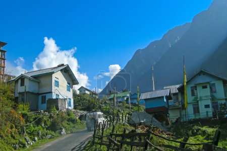 Foto de Casas en Lachung, valle de Lachung, ciudad y una hermosa estación de la colina en el noreste de Sikkim, India. 9.600 pies y en la confluencia de los ríos Lachen y Lachung, ambos afluentes del río Teesta. - Imagen libre de derechos