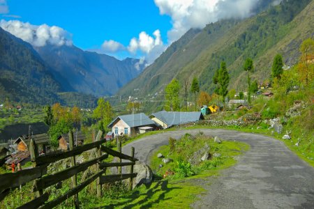 Foto de Camino de Lachung, valle de Lachung, ciudad y una hermosa estación de la colina en el noreste de Sikkim, India. 9.600 pies y en la confluencia de los ríos Lachen y Lachung, ambos afluentes del río Teesta. - Imagen libre de derechos