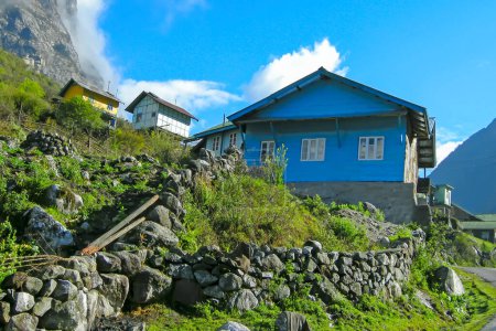 Foto de Casas en Lachung, valle de Lachung, ciudad y una hermosa estación de la colina en el noreste de Sikkim, India. 9.600 pies y en la confluencia de los ríos Lachen y Lachung, ambos afluentes del río Teesta. - Imagen libre de derechos