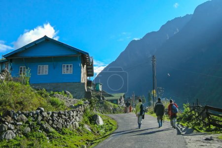 Foto de Los aldeanos en Lachung, en el valle de Lachung, una hermosa estación de la colina en el noreste de Sikkim, India. 9.600 pies y en la confluencia de los ríos Lachen y Lachung, ambos afluentes del río Teesta. - Imagen libre de derechos