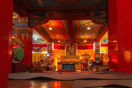 Téléchargez les photos : Monastère de Samdruptse, Ravangla, Sikkim, Inde - 20 octobre 2016 : Vue intérieure du monastère bouddhiste de Samdruptse, Sikkim, Inde. Photo prise avec la permission de l'autorité religieuse. - en image libre de droit