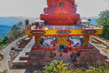 Foto de Vista posterior lateral de la estatua sagrada del Guru Padmasambhava o nacido de un loto, Guru Rinpoche, fue un maestro budista tántrico indio Vajra que enseñó Vajrayana en el Tíbet. Samdruptse, Sikkim, India. - Imagen libre de derechos