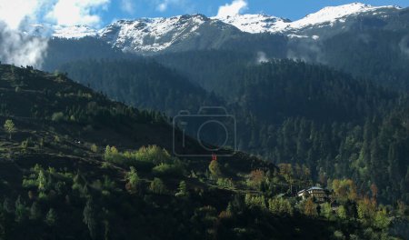 Foto de Lachung, valle de Lachung, ciudad y una hermosa estación de la colina en el noreste de Sikkim, India. La confluencia de los ríos Lachen y Lachung, árboles coloridos otoñales, fondo nevado de las montañas del Himalaya. - Imagen libre de derechos