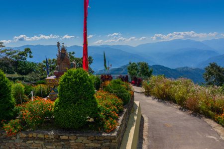 Téléchargez les photos : Belle vue sur le monastère de Samdruptse avec des montagnes himalayennes en arrière-plan. Samdruptse est une énorme statue commémorative bouddhiste au Sikkim, en Inde. - en image libre de droit