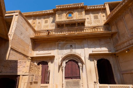 Téléchargez les photos : Fort de Jaisalmer, Rajasthan, Inde - 15.10.2019 : Beau balcon en grès, jharokha, fenêtre en pierre et extérieur de Rani Mahal ou Rani Ka Mahal, à l'intérieur du fort. Patrimoine mondial de l'UNESCO. - en image libre de droit