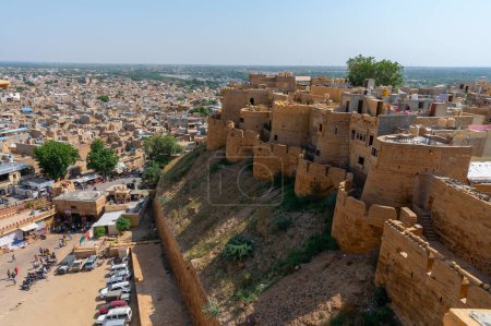 Foto de Ciudad de Jaisalmer, Rajastán, India - 15.10.2019: La piedra arenisca hizo hermoso balcón, jharokha, ventana de piedra y exterior de la fortaleza de Jaisalmer. UNESCO Patrimonio de la Humanidad con vistas a la ciudad de Jaisalmer. - Imagen libre de derechos