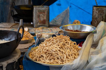 Téléchargez les photos : Howrah, Bengale occidental, Inde - 26.10.2020 : Nimki, snack de restauration rapide indien est en cours de préparation pour la vente. Durga Puja festival apporte plus de vente pour les vendeurs Nimki à travers le Bengale Occidental, Inde. - en image libre de droit