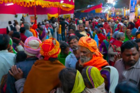 Téléchargez les photos : Kolkata, Bengale-Occidental, Inde - 12 janvier 2020 : Image floue de dévots hindous qui se pressent pour le roti, la nourriture indienne, au camp de transit de Gangasagar, Kolkata. - en image libre de droit