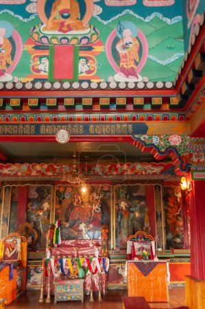 Foto de Sikkim, India - 22 de marzo de 2004: El vidrio cubría coloridos dioses y diosas budistas, a menudo representando nacimientos anteriores de Dios Buda, dentro del monasterio budista de Andhen o Andey.. - Imagen libre de derechos