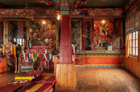 Téléchargez les photos : Sikkim, Inde - 22 mars 2004 : Dieux et divinités bouddhistes colorés couverts de verre, représentant souvent des naissances antérieures de Bouddha Dieu, à l'intérieur du monastère bouddhiste Andhen ou Andey. - en image libre de droit