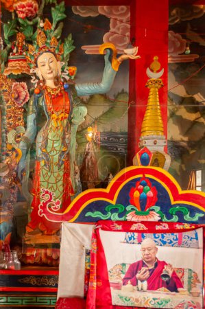 Foto de Sikkim, India - 22 de marzo de 2004: El vidrio cubría coloridos dioses y diosas budistas, a menudo representando nacimientos anteriores de Dios Buda, dentro del monasterio budista de Andhen o Andey.. - Imagen libre de derechos