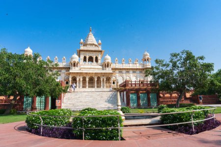 Téléchargez les photos : Belle vue sur Jaswant Thada cénotaphe avec fontaine décorée, Jodhpur, Rajasthan, Inde. Construit à partir de feuilles finement sculptées de marbre Makrana, émettant une lueur chaude lorsqu'il est éclairé par le soleil. - en image libre de droit