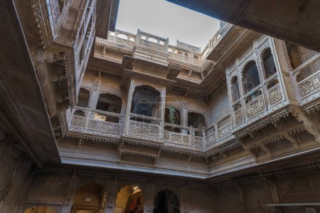 Téléchargez les photos : Jaisalmer, Rajasthan, Inde - 16 octobre 2019 : Jharokhas de Patwon Ki Haveli, également connu sous le nom de Mansion of Brocade Merchants. Un groupe de cinq grands havelis. Lieu touristique célèbre. - en image libre de droit