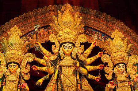 Téléchargez les photos : Howrah, Bengale occidental, Inde 3 octobre 2022 : Belle idole de la déesse Durga, décorée d'ornements, vénérée pendant le festival Durga Puja, le plus grand festival de l'hindouisme. - en image libre de droit