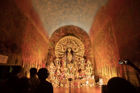 Foto de Kolkata, Bengala Occidental, India- 4 de octubre de 2022: ídolo de Durga Puja bellamente decorado dentro de la pandal de puja. Durga Puja es el festival más grande del hinduismo, celebrado en todo el mundo. - Imagen libre de derechos