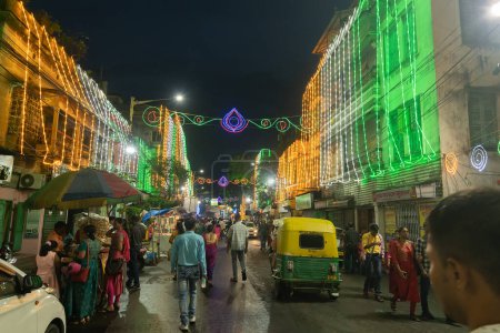 Foto de Kolkata, Bengala Occidental, India- 4 de octubre de 2022: ídolo de Durga Puja bellamente decorado dentro de la pandal de puja. Durga Puja es el festival más grande del hinduismo, celebrado en todo el mundo. Imagen de hora azul. - Imagen libre de derechos