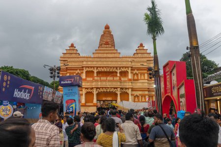 Foto de Kolkata, Bengala Occidental, India- 4 de octubre de 2022: ídolo de Durga Puja bellamente decorado dentro de Bagbazar sarbojonin puja pandal. Durga Puja es el festival más grande del hinduismo, celebrado en todo el mundo. - Imagen libre de derechos