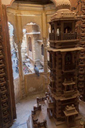 Foto de Jaisalmer, Rajastán, India-16 de octubre de 2019: Forma en miniatura del carro del Señor Jagannatha, llamado Nandighosa, se conserva como estructura antigua dentro del Museo histórico de Patwon ki Haveli, Jaislamer. - Imagen libre de derechos
