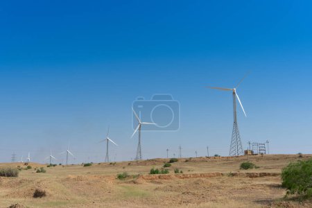 Téléchargez les photos : Ciel bleu du désert et centrales électriques produisant des éoliennes produisant de l'énergie verte respectueuse de l'environnement pour la consommation par les populations locales.Désert de Thar, Rajasthan, Inde.. - en image libre de droit