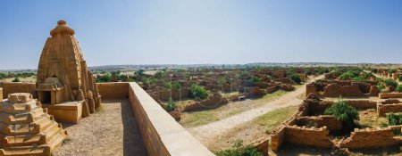 Panorama de ruinas, casas abandonadas de la aldea de Kuldhara en Jaisalmer, Rajasthan, India.Se dice que la aldea está maldita y por lo tanto ningún ser humano podría vivir aquí por mucho tiempo. Las casas están embrujadas, también lo está el pueblo.,