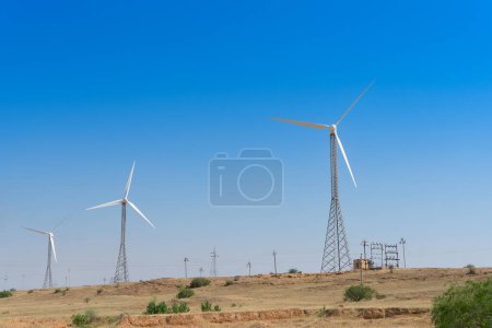 Téléchargez les photos : Ciel bleu du désert et centrales électriques produisant des éoliennes produisant de l'énergie verte respectueuse de l'environnement pour la consommation par les populations locales.Désert de Thar, Rajasthan, Inde.. - en image libre de droit