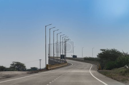 Überführung auf der Verbindungsstraße zwischen Jaisalmer und Jodhpur, Rajasthan, Indien. National Highway 68, NH 68. Bly Himmel über.