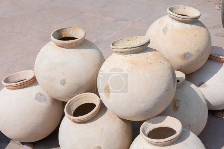 Artículos de barro hechos a mano, cerámica de arcilla en la ciudad de Jodhpur, Rajastán, India.
