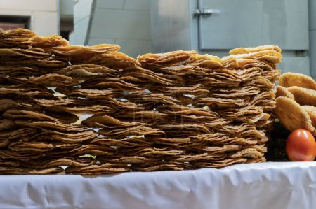 Téléchargez les photos : Khaja, une pâtisserie indienne frite, souvent remplie de fruits ou imbibée de sirop de sucre. Vendu au bord de la route, Jodhpur, Rajasthan, Inde. - en image libre de droit